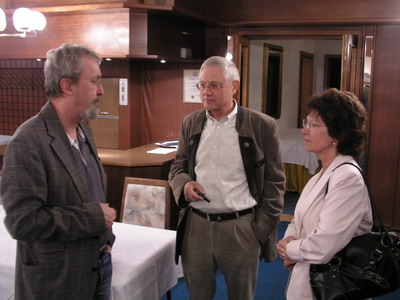 Journalist Raimund Vollmer (links) im Gesprch mit Werner Eiler und Helga Stoo (Foto: Archiv GHV 2007)