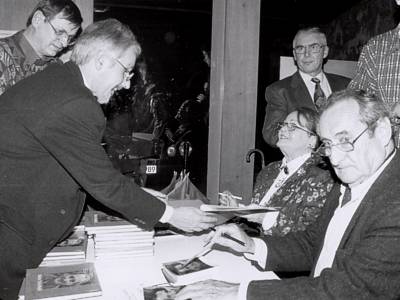 Autogrammstunde: Trudel Wulle und Walter Schulthei am Bchertisch